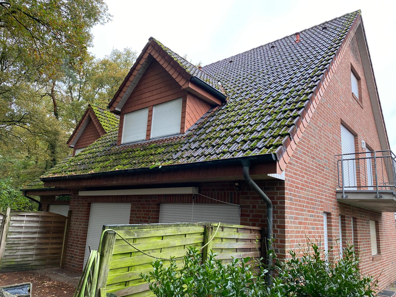 Verschmutztes Dach vor der Reinigung in Engden